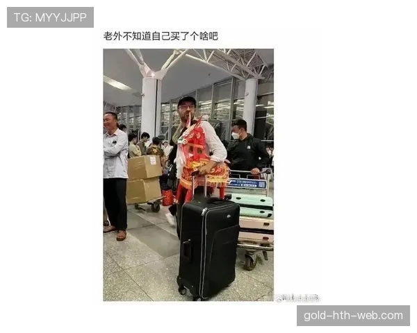 便利店排队碰到刘翔，手拎泡面却掏出个奢侈钱包，画面太违和