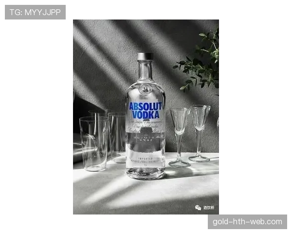 凯蒂·莱德基训练间隙喝的是平民矿泉水？一旁教练偷偷换豪华品牌瓶装水！