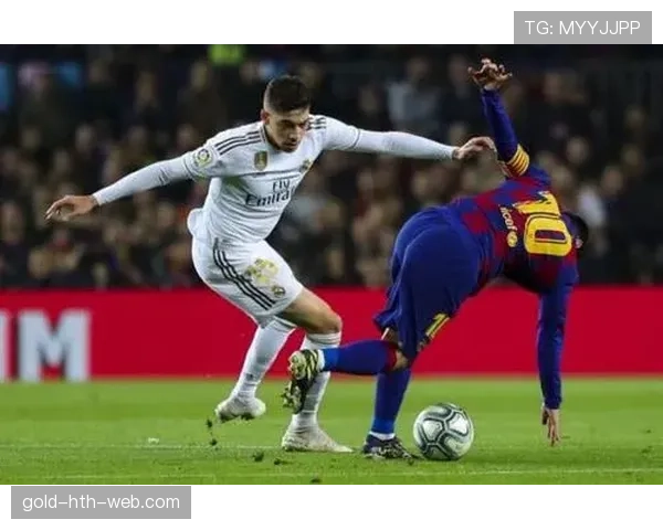 德容与克罗斯的传球风格差异如何影响其在现代战术体系中的适配性？